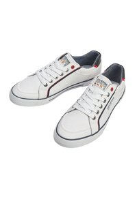 Białe płócienne trampki o teksturowanym wykończeniu, z czerwonymi i granatowymi akcentami, okrągłymi oczkami i płaskimi białymi sznurowadłami. Wytrzymała gumowa podeszwa.