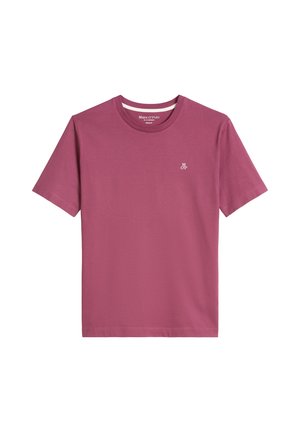 Kortærmet T-shirt med rund hals i sart mauve med lille hvid "M OP"-logo på venstre bryst og hvid indvendig krave.