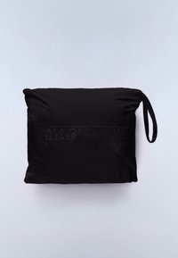 Μαύρο μαξιλάρι με επένδυση, με υφασμάτινη επιφάνεια και ανάγλυφο λογότυπο. Διαθέτει πλαϊνή λουρίδα για εύκολη μεταφορά.