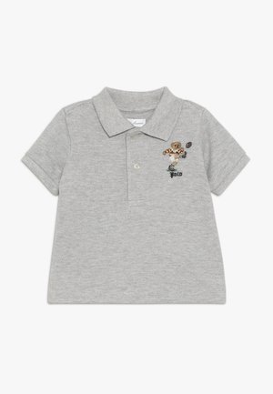 Szara bawełniana koszulka polo z kołnierzykiem, krótkimi rękawami oraz haftowanym niedźwiadkiem grającym w piłkę nożną, pod którym znajduje się napis "Polo".