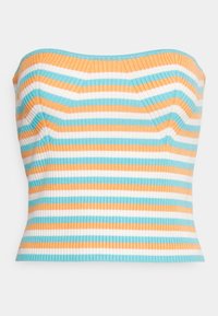 Top corto acanalado a rayas en naranja, aqua y blanco. Diseño sin tirantes con tejido texturizado y silueta ajustada.