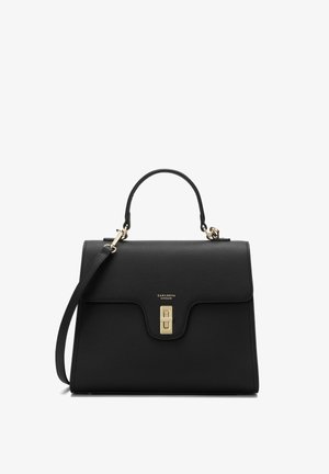 Juodas odinis rankinis krepšys su tekstūruotu paviršiumi, stačiakampio formos, viršutine rankena ir nuimamu peties diržu. Yra auksinė užsegimas ir logo.