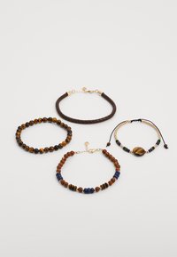 Patru brățări: un design din piele împletită de culoare marron, trei stiluri cu mărgele din pietre de culoare maronie, albastră și verde, accentuate cu hardversuri aurii.