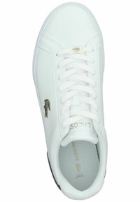 Adidași albi cu șireturi, din piele netedă, cu un logo auriu pe lateral și o talpă interioară texturată pentru confort.