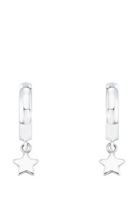Orecchini a cerchio in argento con un piccolo ciondolo a forma di stella sospeso da ciascuno. Finitura liscia con superficie lucida. Design semplice e minimalista.