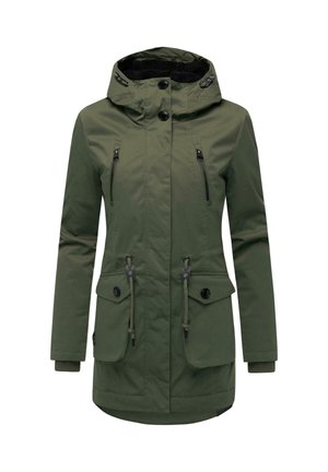 Parka imperméable vert olive avec capuche, deux poches poitrine, deux poches à pression à l'avant, taille ajustable et accents en zip noir.