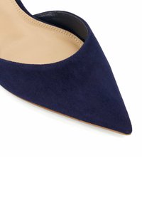 Navyblauwe suede pumps met spitse neuzen, een gladde leren binnenkant en een subtiele stiknaad langs de rand van de schoen.