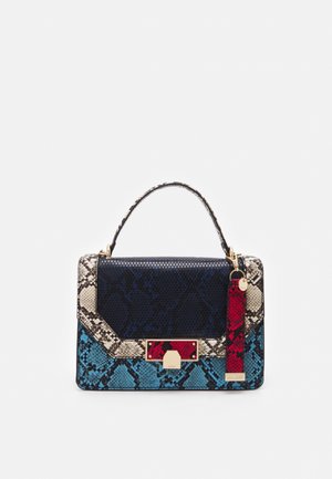 Sac à main multicolore en simili cuir texturé reptile, au design structuré, avec des accents contrastants en bleu marine, bleu et rouge, et des finitions en or.