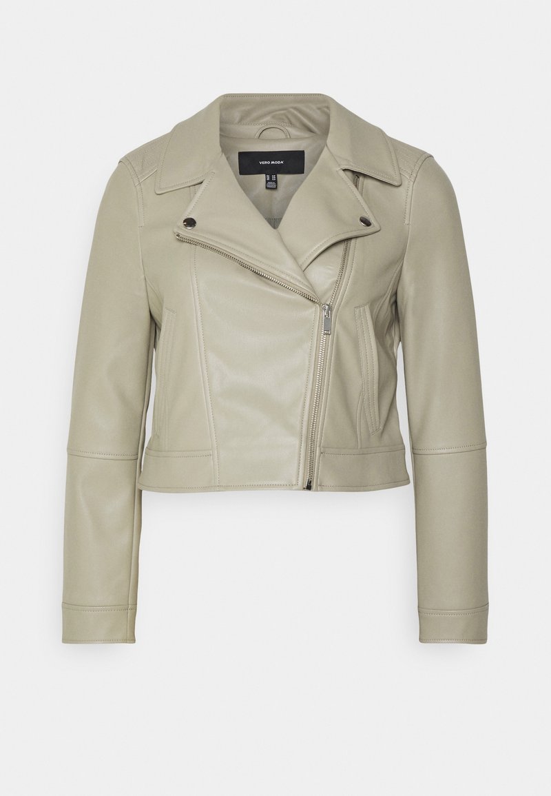 Veste motard courte en similicuir beige avec fermeture éclair asymétrique à l'avant, larges revers, boutons-pression et poches verticales à l'avant.