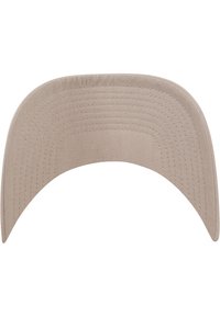 Beige vizierpet met een gebogen rand, voorzien van gestikte details langs de randen, gemaakt van zachte, gestructureerde stof.