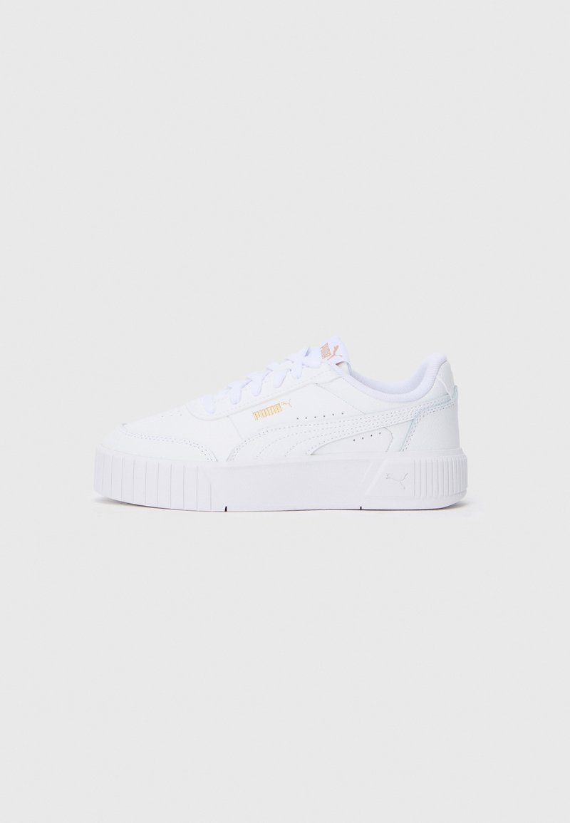 Sneaker alb cu un superior din piele netedă, guler căptușit, șireturi plate și o talpă cu textură. Prezintă o marcaj discret în aur.