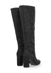 Czarne buty za kolano z teksturowanym, błyszczącym materiałem i masywnymi czarnymi obcasami. Posiadają boczny zamek błyskawiczny i dopasowany krój.