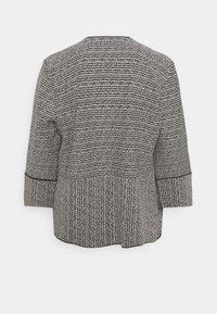 Svartvitt mönstrad tröja med rund hals, trekvartsärmar och avslappnad passform. Texturerad tyg med en subtil randdesign.