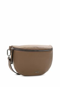 Braune Leder-Crossbody-Tasche mit runder Form, Reißverschluss und einem verstellbaren Tragegurt. Besondere Merkmale sind die Kontrastnähte und ein Logo-Detail.