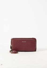 Cartera de cuero burdeos con acabado texturizado, cierre de cremallera, herrajes en tono plateado y correa desmontable. Presenta el logotipo en la parte frontal.