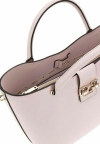 Sac à main synthétique rose au design structuré, avec un compartiment zippé, un accent logo en métal et une garniture noire contrastante.