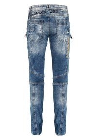Hellblaue Denim-Jeans mit Slim Fit, ausgestattet mit mehreren Taschen, Stichdetails und einem Logo am hinteren Taillenbund und an der Seite.