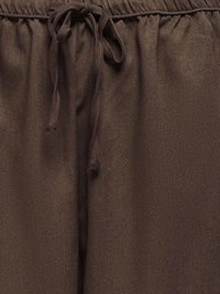 Pantaloni din țesătură maro, cu talie elastică și șnur legat în față, în centrul taliei.