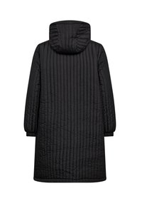 Fekete, hosszú, tűzött kabát vízszintes varrással, rugalmas mandzsettákkal és csatlakoztatott kapucnival, hátulról bemutatva, fehér háttér előtt.