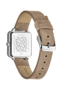 Montre carrée en acier inoxydable avec un dos résistant à l'eau, bracelet en cuir beige et boucle en argent. Cuir texturé remarquable et gravure de la marque.