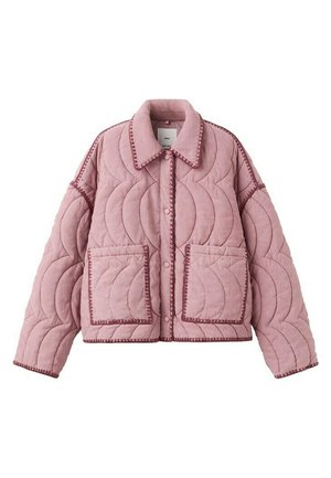 Różowa pikowana kurtka z dużymi przednimi kieszeniami, przeszyciami z falistym brzegiem, zamknięciem na zatrzaski i spiczastym kołnierzem.