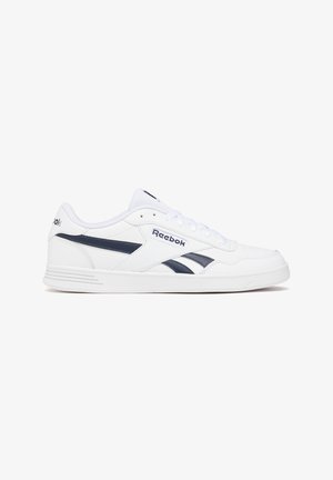 Witte sportsneakers met marineblauwe accenten, leerachtige textuur, ronde neus, vetersluiting en Reebok-logo aan de zijkant.