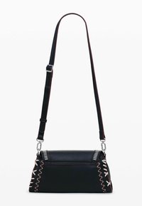 Borsa a spalla in pelle nera con forma strutturata, cuciture decorative in rosso e bianco, e tracolla regolabile e removibile con accessori in argento.