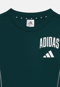adidas Performance TEE JUNIOR UNISEX - Nyomott mintás póló - aurora ivy/white