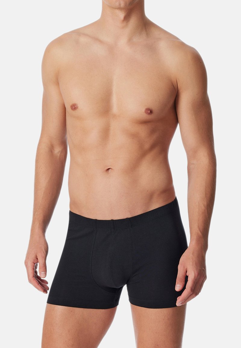 Schwarze Baumwoll-Boxershorts mit elastischem Bund, ausgestattet mit einer konturierten Tasche und einem maßgeschneiderten Design, das eine optimale Passform bietet.