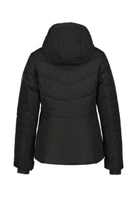 Chaqueta aislante negra con capucha, que presenta un diseño acolchado, mangas largas y una silueta ajustada. Sin herrajes o adornos visibles.