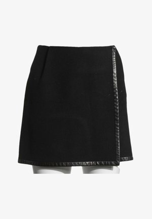 Mini-jupe noire avec bordure en cuir le long de l'ourlet et du bord avant croisé, exposée sur un mannequin blanc.