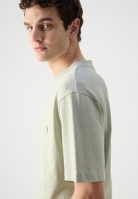 HUGO NILEY - Paprasti marškinėliai - light pastel green