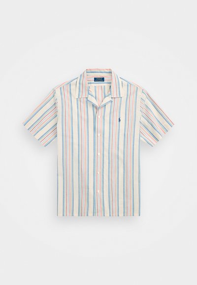 Κοντομάνικο πουκάμισο με κουμπιά από ελαφρύ ύφασμα με κατακόρυφες ρίγες σε μπλε, ροζ και κρέμα. Διαθέτει κομψό γιακά και μικρό λογότυπο.