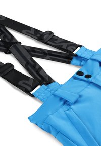Bretelle impermeabili blu in tessuto con spallacci neri regolabili, dotate di un logo, due bottoni neri e cuciture rinforzate per una maggiore durata.
