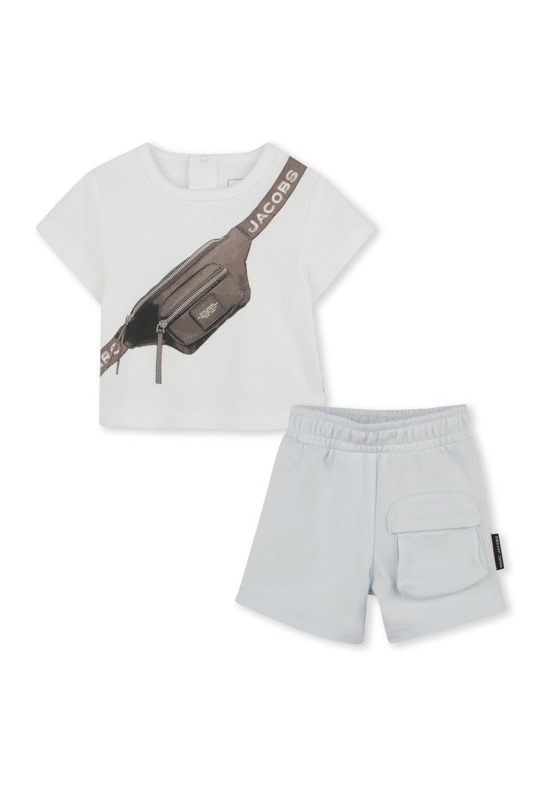 T-shirt blanc à manches courtes présentant un graphique d'une ceinture banane marron. Associé avec un short bleu clair à taille élastique et poche latérale.