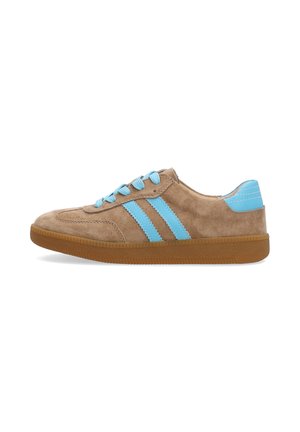 Brauner Wildleder-Sneaker mit blauen Schnürsenkeln, zwei blauen Seitenstreifen, blauem Fersenlasche und Gummisohle, im Profil vor weißem Hintergrund gezeigt.