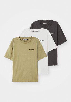 Trois t-shirts en vert olive, blanc et noir, en coton, avec des manches courtes et un col rond, portant le logo de la marque sur la poitrine.