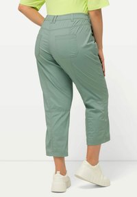Ulla Popken 7/8 RETROUSSABLE POCHES - Pantalon classique - light moss green
