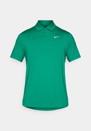 Tricou polo verde dintr-un material neted, cu guler și mâneci scurte. Are un logo Nike alb pe partea stângă sus a pieptului.