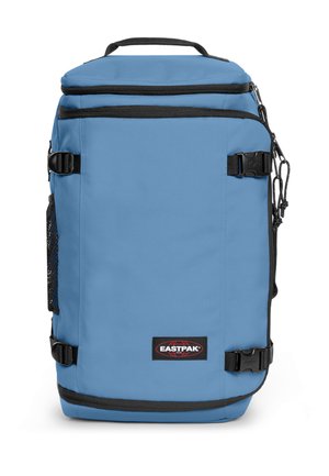 Zaino Eastpak azzurro chiaro con cerniere nere, tasca laterale in rete, cinghie di compressione e manico superiore, visto di fronte.