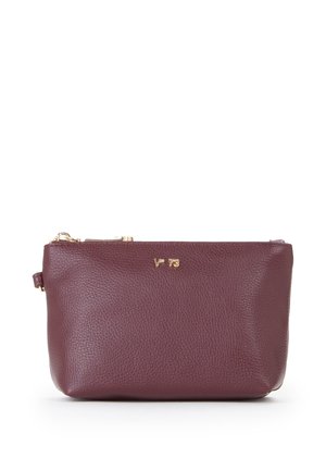 Piccola clutch in pelle testurizzata color bordeaux scuro con cerniera dorata e logo "V° 73" sulla parte anteriore.