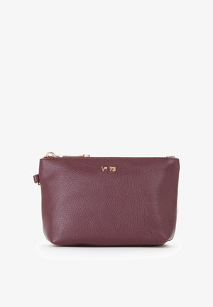 Piccola clutch in pelle testurizzata color bordeaux scuro con cerniera dorata e logo "V° 73" sulla parte anteriore.