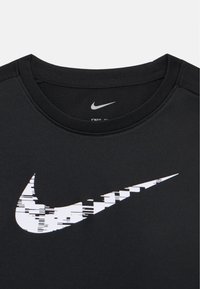 Μαύρο αθλητικό μπλουζάκι με στρογγυλή λαιμόκοψη. Διαθέτει μεγάλο λευκό λογότυπο Nike με ψηφιακό σχέδιο. Φτιαγμένο από μαλακό, ελαφρύ ύφασμα.