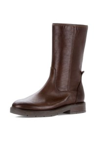 Bota de cuero marrón hasta la mitad de la pantorrilla con punta redondeada, costuras visibles, tirador en el talón y suela baja apilada con un ligero relieve.