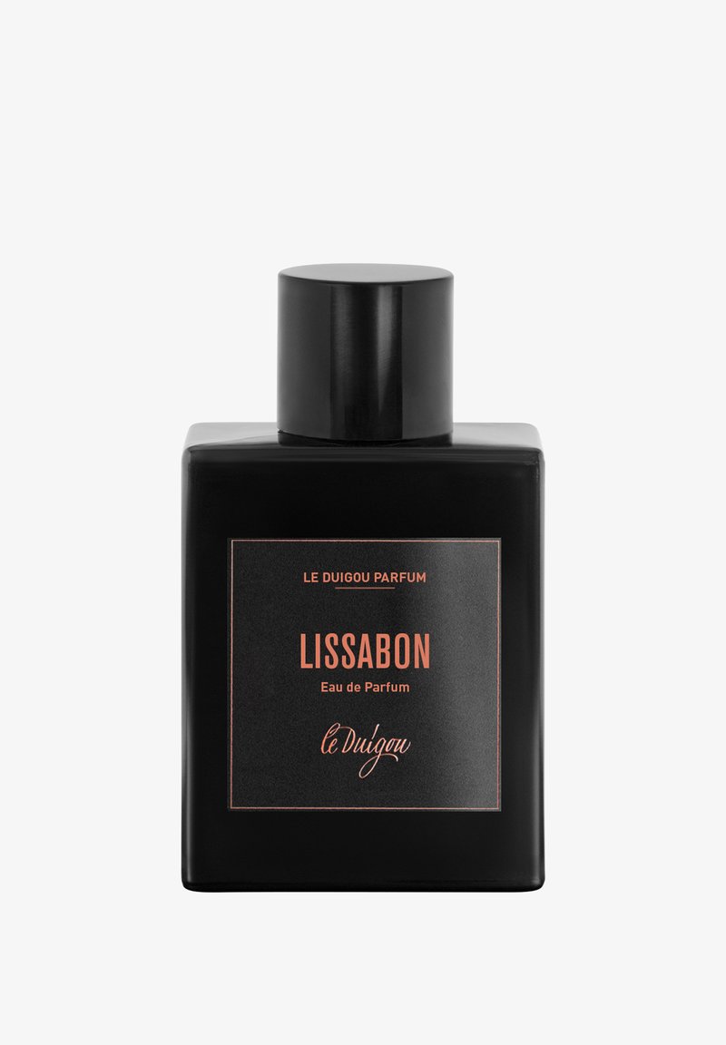 Flacon de parfum noir en forme de carré avec un bouchon noir arrondi. L'étiquette présente "LISSABON" en texte orange, avec "Eau de Parfum" et "le Duigou."