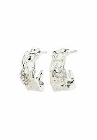 Orecchini a cerchio in argento a forma di rane, con una finitura lucida e dettagliate trame e contorni nel design metallico.