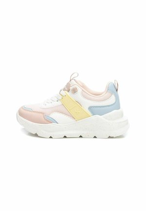 Zapatillas con un diseño en capas que presenta materiales sintéticos en rosa, amarillo, azul y blanco; suela blanca gruesa y moteada.