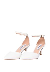 Scarpe bianche con tacco alto, punta affusolata e cinturino alla caviglia, caratterizzate da una finitura opaca e un tacco sottile e strutturato. L'interno presenta una foderatura beige.