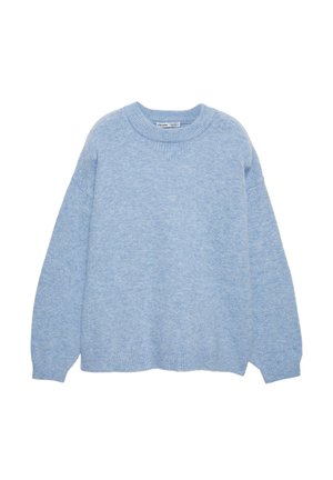 Pull en tricot bleu clair avec un col rond, des épaules tombantes et des poignets côtelés. Texture douce et coupe décontractée. Pas de motifs ni d'ornements.