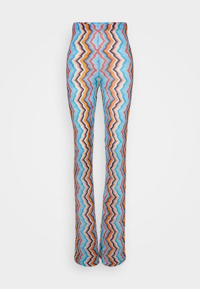 Kõrge vöökoht ja sirge jooniga püksid, millel on sinise, roosa, punase ja beeži värvi laineline muster. Neil on laienev säärte disain ja tekstureeritud kangas.